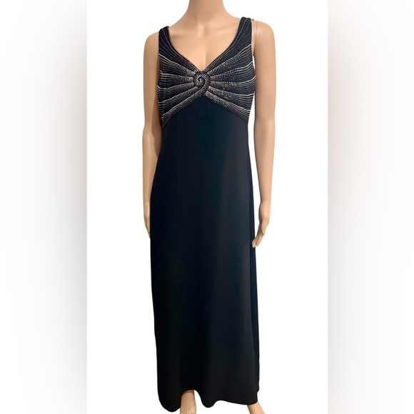 Stunning black Daymor Couture evening dress featuring intricate beaded detail. - Picture 3 of 6